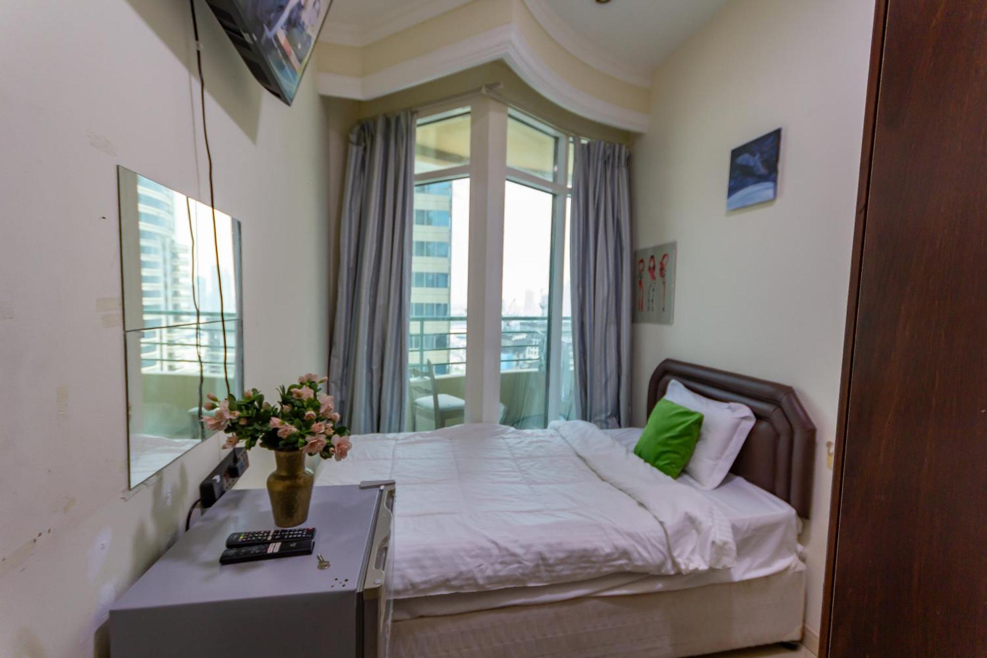 Nice Single Rooms For "Girls" Only In Dubai, Marina Exterior photo