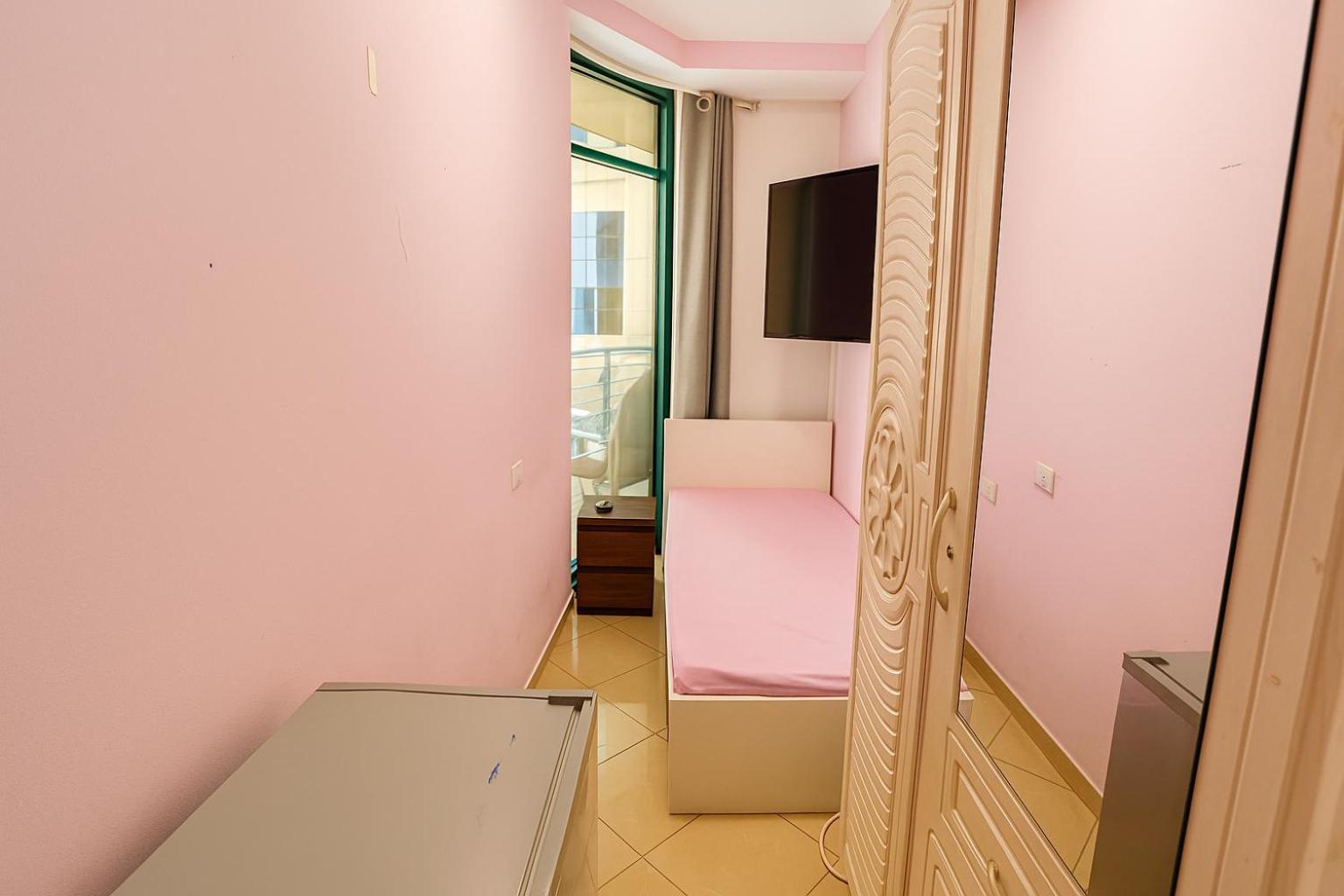 Nice Single Rooms For "Girls" Only In Dubai, Marina Exterior photo