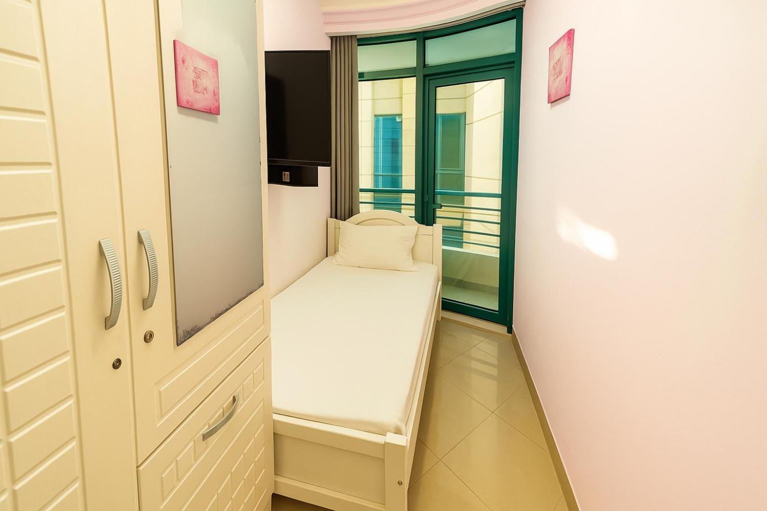 Nice Single Rooms For "Girls" Only In Dubai, Marina Exterior photo