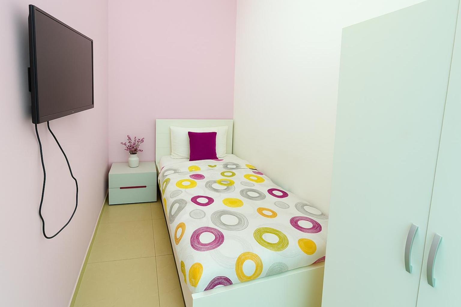 Nice Single Rooms For "Girls" Only In Dubai, Marina Exterior photo